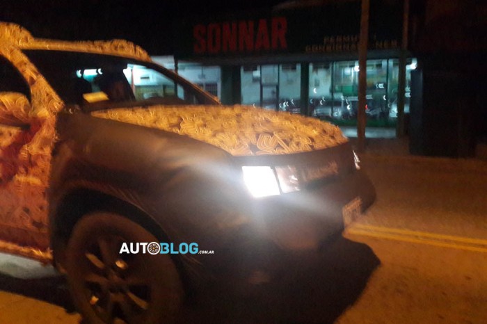 Renault-Duster-Oroch-pickup-front-spied.jpg