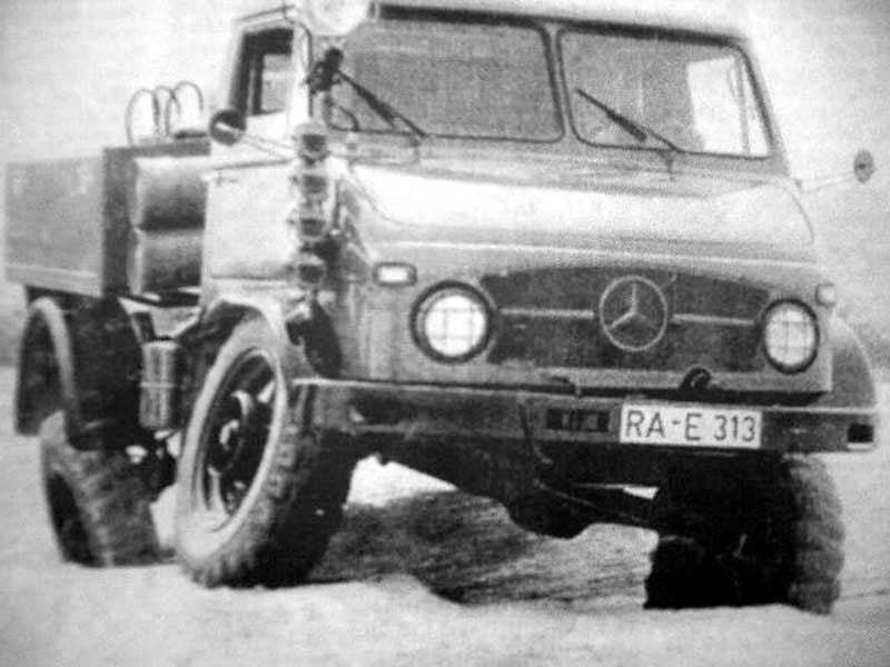 005Unimog_b&w.jpg