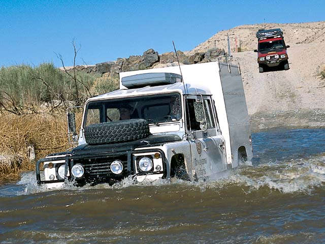 03084w_01z+Land_Rover+Front_Driver_Side_View_Custom_Car_In_River.jpg