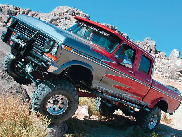 0605or_06_z+1975_ford_f250_4x4_modern_classic+front_exterior_side_view.jpg