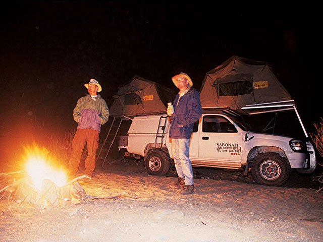 0712_4wd_03_z+african_road_trip+camp_fire.jpg