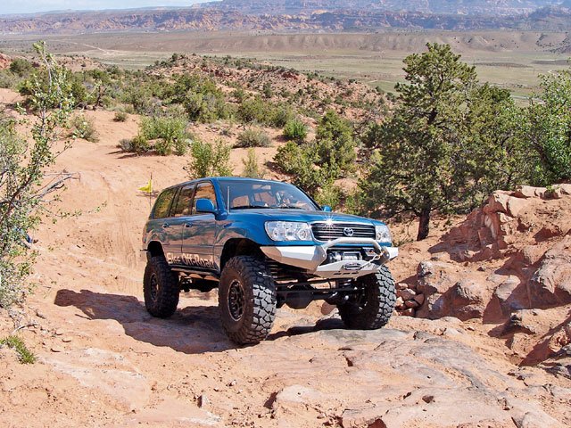 0802_4wd_18_z+toyota_land_cruiser_axle_upgrade+toyota_land_cruiser_front_angle.jpg