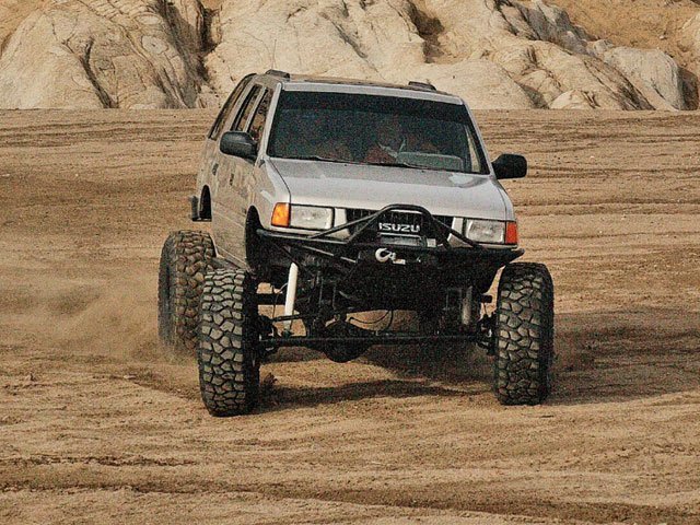 0802or_08_z+1993_isuzu_rodeo_off_road_unsung_hero+wide_stance_stability.jpg