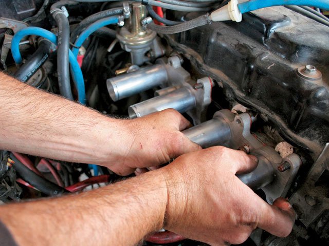 0805_4wd_07_z+1986_suzuki_samurai_project_4x4+manifold_runners.jpg