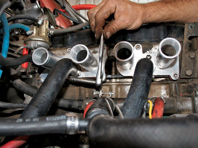 0805_4wd_11_z+1986_suzuki_samurai_project_4x4+intake_hoses.jpg