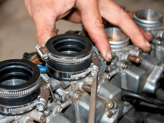 0805_4wd_13_z+1986_suzuki_samurai_project_4x4+connector_boots.jpg