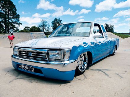 0810mt_16_z+1994_toyota_hilux_extra_cab+front_left_view.jpg
