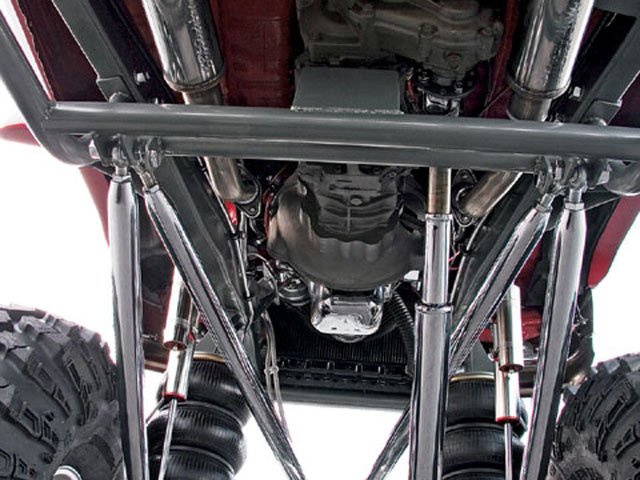 0904mt_07_z+1987_toyota_hilux_4x4+undercarriage.jpg