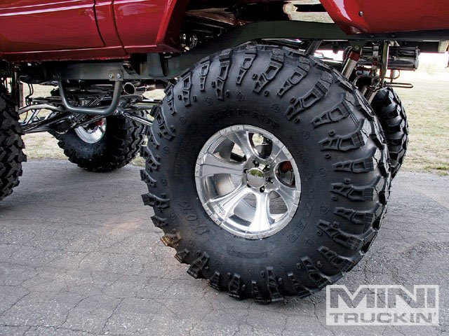 0904mt_10_z+1987_toyota_hilux_4x4+tire.jpg