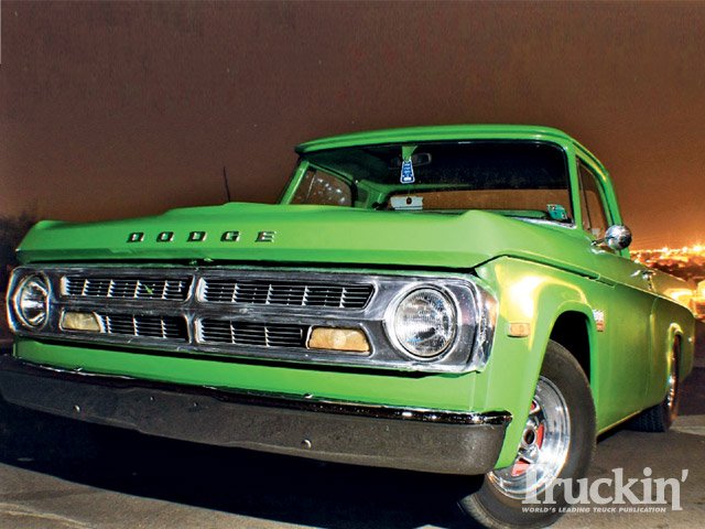 0904tr_02_z+1970_dodge_d100+left_front_angle.jpg