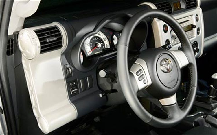 1-112_0602_07z_2006_toyota_fj_cruiser_interior.jpg