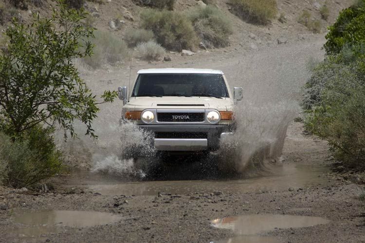 1-2008-toyota-fj-cruiser-front-view.jpg