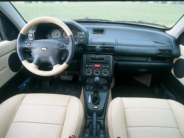 129 0307 02z2003 Land Rover Freelanderfront interior view