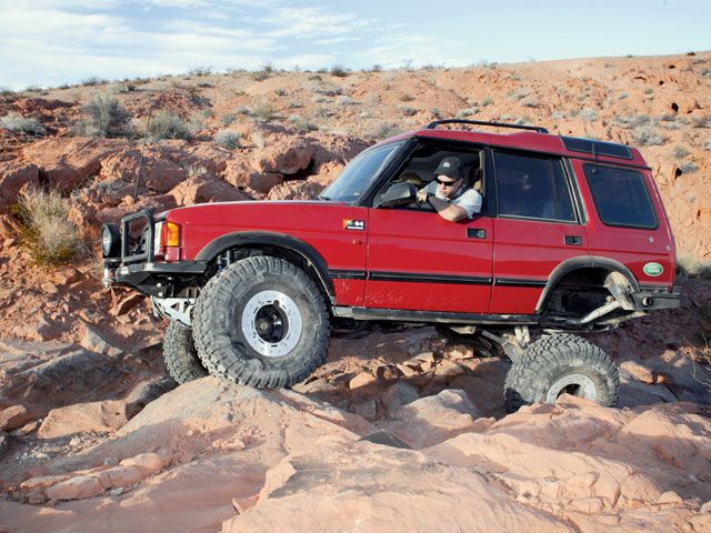 129_0605_02_z+1996_land_rover_discovery+drivers_side_rocks.jpg