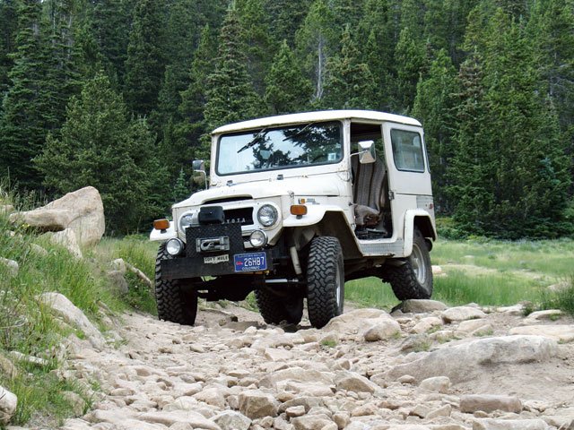 131_0704_04_z+1971_toyota_land_cruiser_fj40+front_view_mountains.jpg
