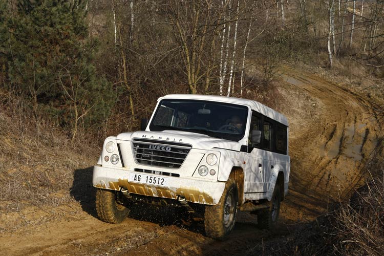 163_0803_36z+iveco_massif+front_view.jpg