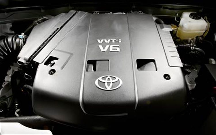 2-112_0602_08z_2006_toyota_fj_cruiser_engine.jpg