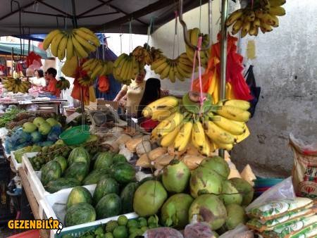 21488536-a-popular-local-market.jpg