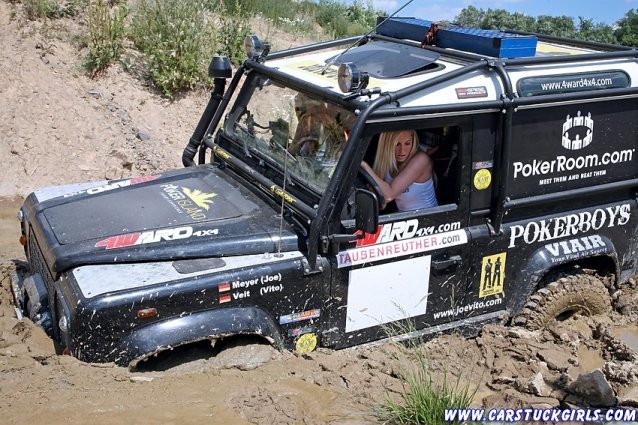 2_defender_girls_stuck_in_mud_009.jpg