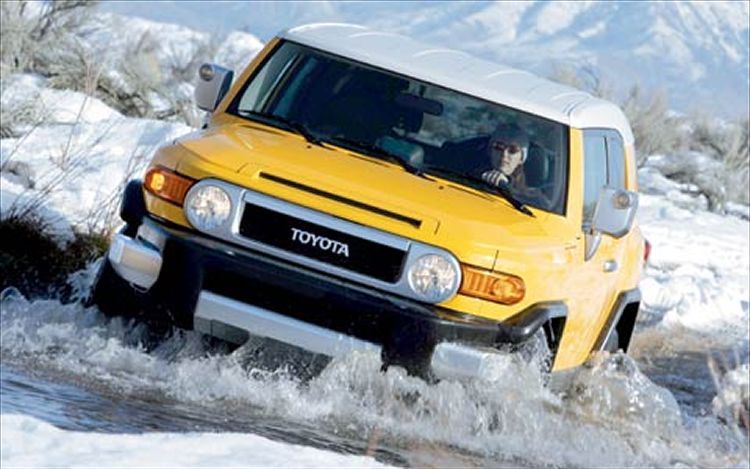 3-112_0604_28z_snow+2007_toyota_fj_cruiser+front_view.jpg
