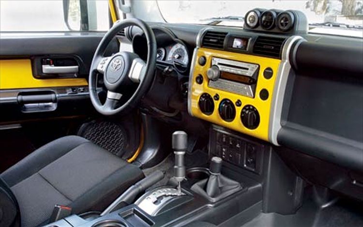 4-112_0604_25z_snow+2007_toyota_fj_cruiser+interior_view.jpg