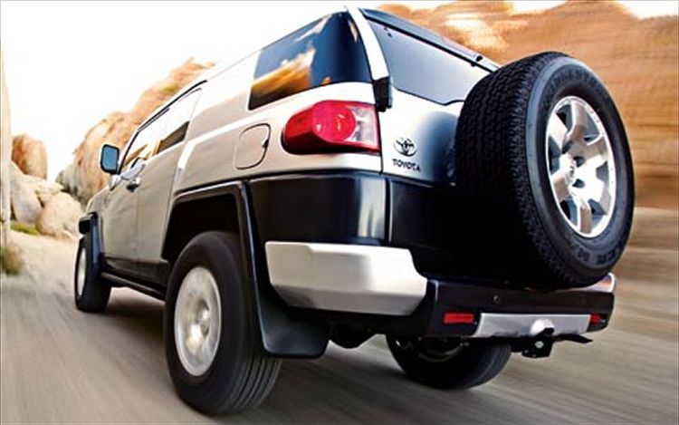 5-112_0602_06z_2006_toyota_fj_cruiser_rear_driver_side.jpg