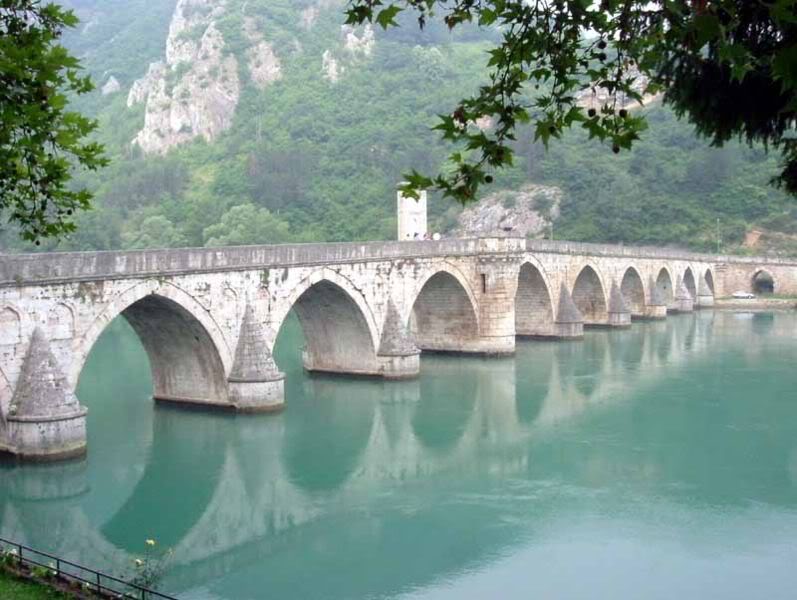 797px-Visegrad_bridge_by_Klackalica.jpg