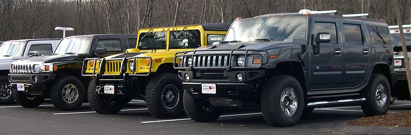 800px 2006 Hummer H3 H1 and H2