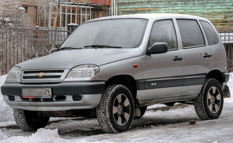 800px Chevrolet Niva Silver