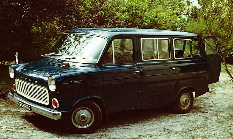 800px-Ford_Transit_as_minibus_1972.jpg