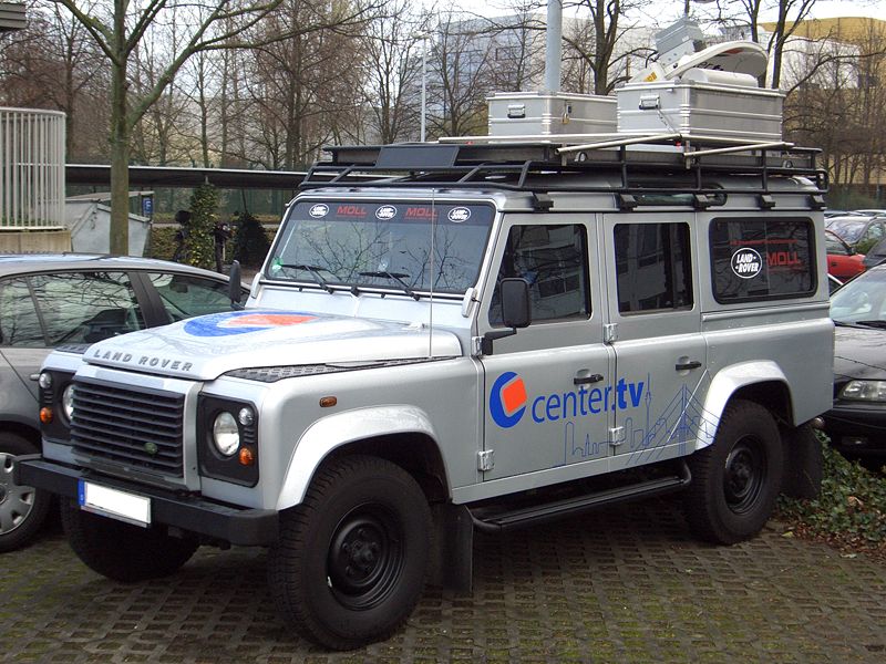 800px Land Rover Defender 110 Gen1 broadcast vehicle CENTER TV germany frontleft 2003 03 03 U
