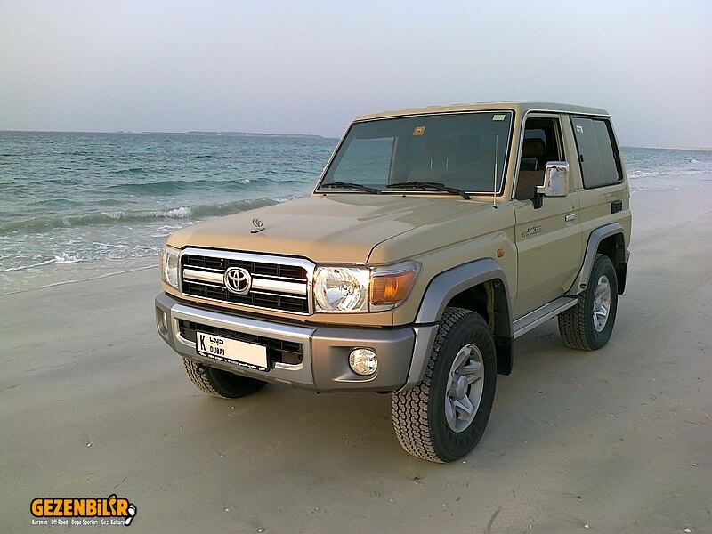 800px-LANDCRUISER70-2009.jpg