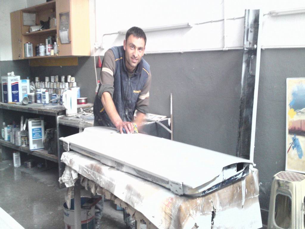 Boyaci Senol usta zimpara yaparken.JPG
