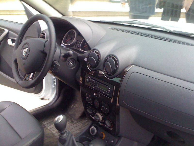 daciadusterinterior.jpg