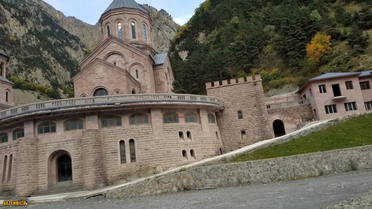 Daryal Geçidi ve Yol (2).jpg