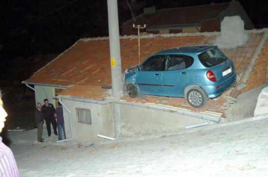 evin çat?s?na uçtu.jpg