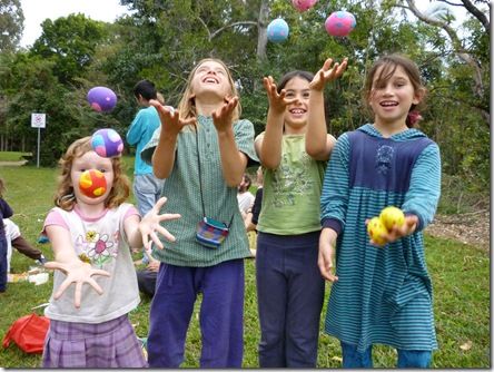 F21%20Jonglörlük%20E?itimi%20Anaokullar?%20Toplu%20-%20juggling%20ball%20workshop_thumb[1][1].jpg