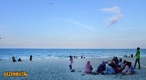 family-picnic-pantai-batu-buruk-beach-kuala-terengganu.jpg
