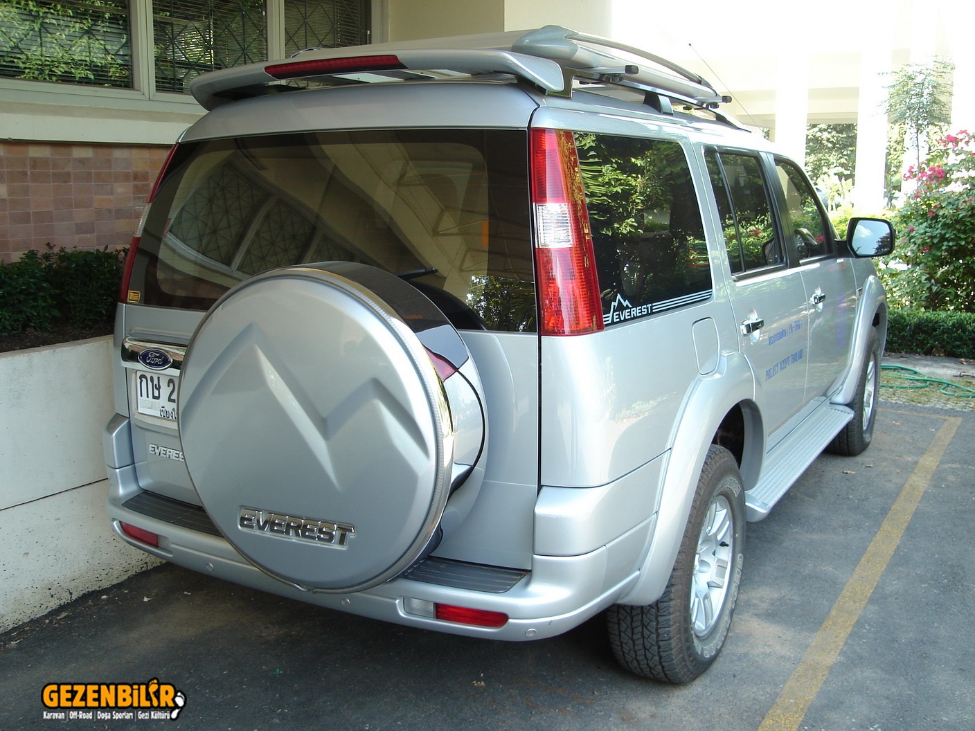 Ford_Everest_tail2.jpg