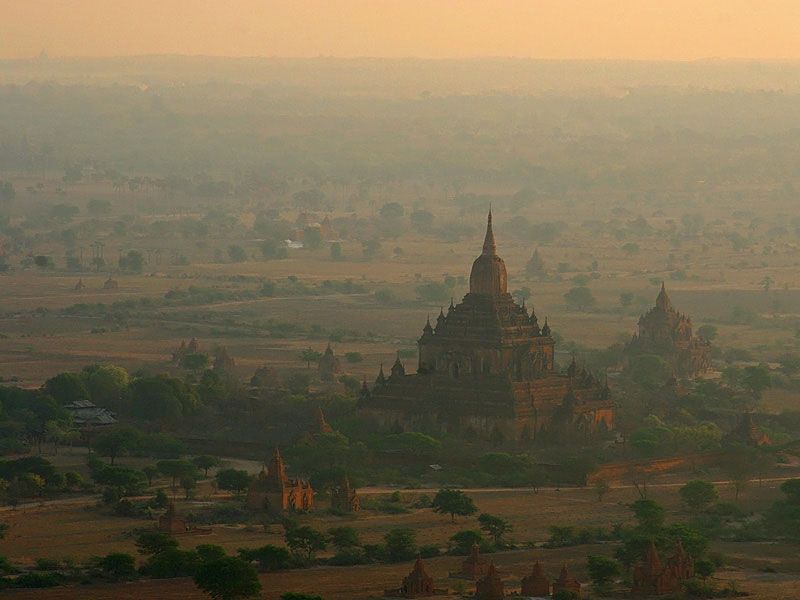 G 00088 Bagan at sunrise taken from a balloon.  Myanmar - Burma.jpg