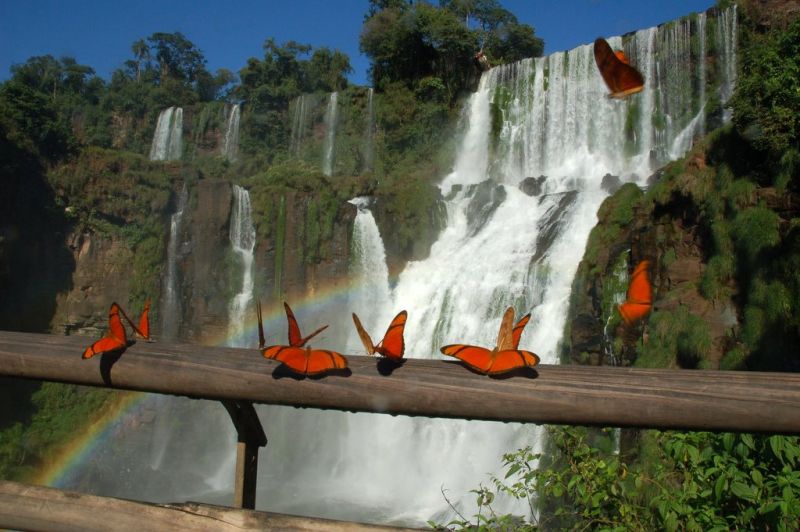 G 00101 iguazu_falls Argentina Brezil-border.jpg