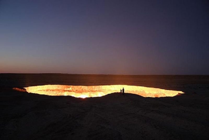 G 00102 door_to_hell Turkmenistan Darvaza Gas Crater at Night with Silhouettes of People.jpg