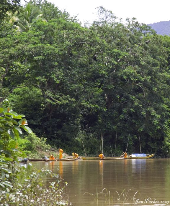 G 00143 monk fishing Mekong River Laos.jpg
