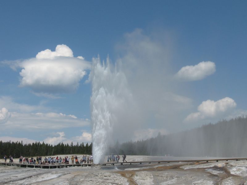 G 00152 Beehive_Geyser_Erupting in Yellow Stone N.P. US.jpg
