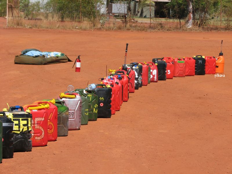 G 00169 gasolinera_ caravans_are_wait.jpg