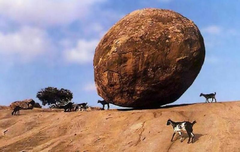 G 00182 Self Balancing Rock Mahabalipuram India.jpg