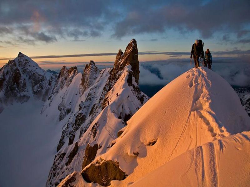 G 00202 Trekking at the top of the hills c.jpg