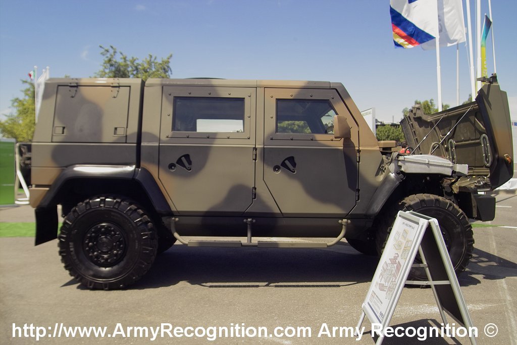 Iveco_LMV_light_armoured_jeep_01.jpg