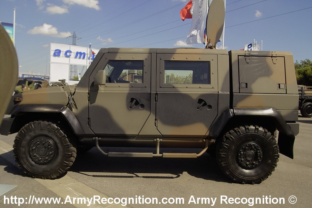 Iveco_LMV_light_armoured_jeep_02.jpg