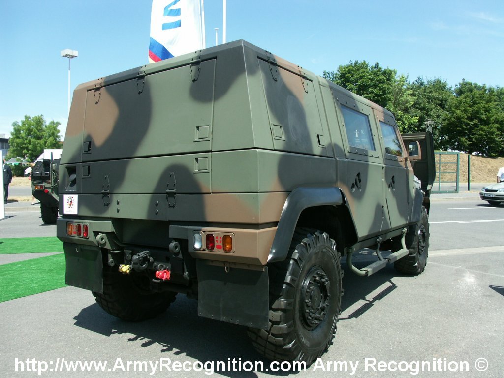Iveco_LMV_light_armoured_jeep_04.jpg